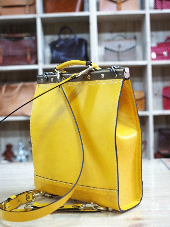 Frame Leather bag in Yellow