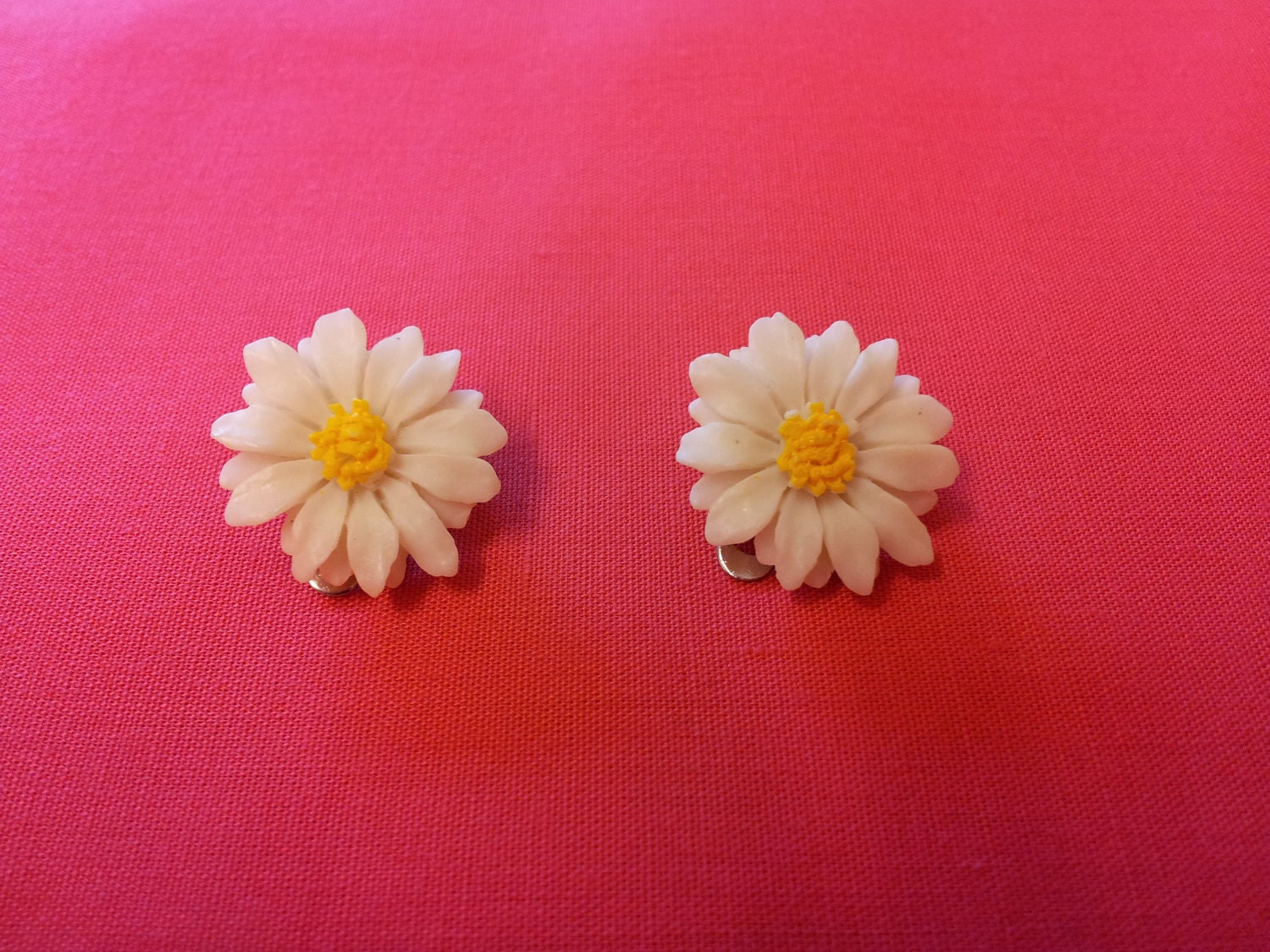 Daisy clip on earrings, 1950/60's inspired jewellery. Perfect Spring earrings