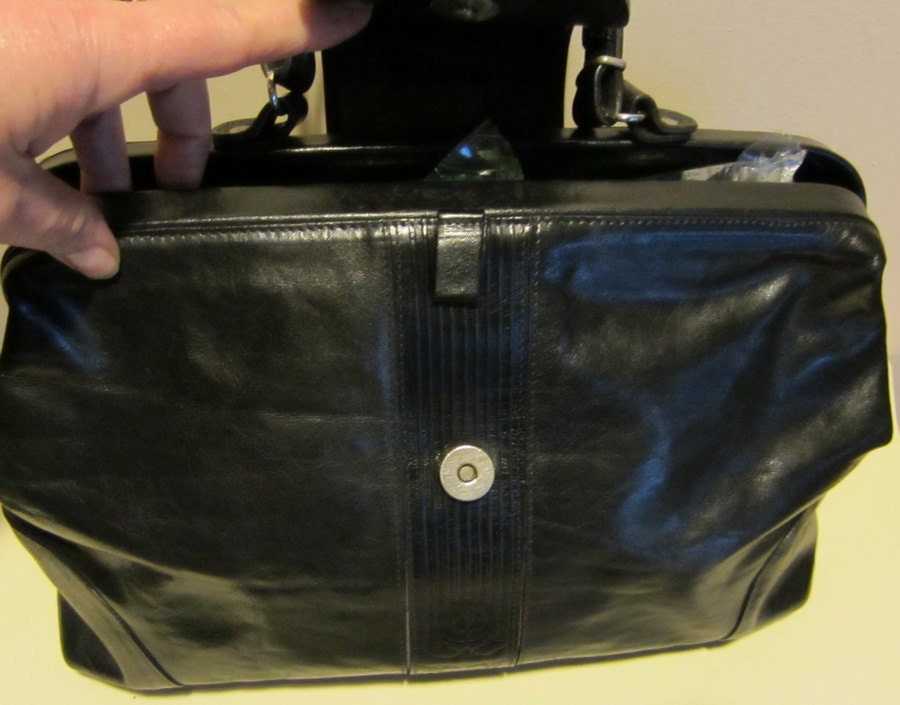 Fabulous vintage doctor's bag in black leather,  Italy
