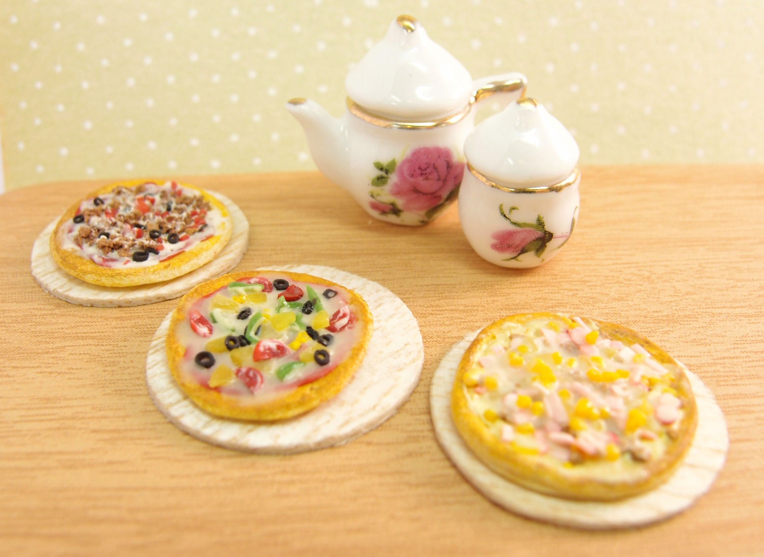 Pepperioni cheese pizza set with round wooden trays- 1:12 dollhouse miniature