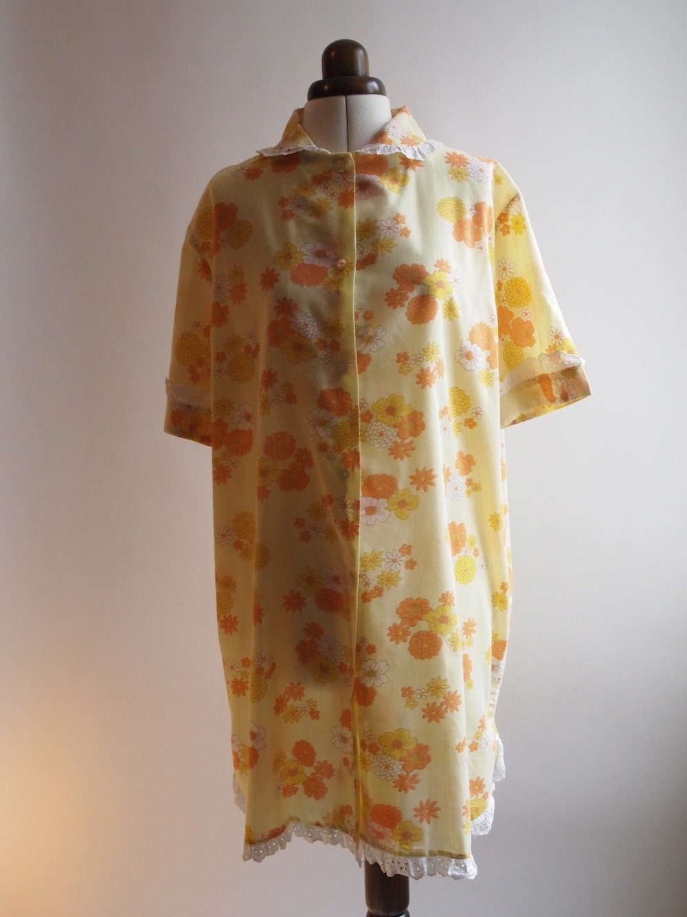 1970's yellow and orange floral patterned summer cotton dressing gown with lace trims, size L, by Label Fairplay.