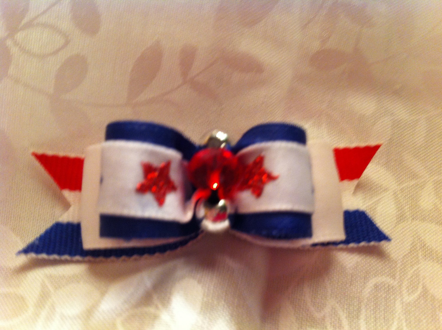 Dog bow USA silver and red beads in center double looped. Size 5/8.