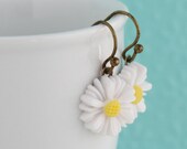 Daisy Earrings, Flower Earrings, Sweet White Daisy Earrings, Drop Earrings
