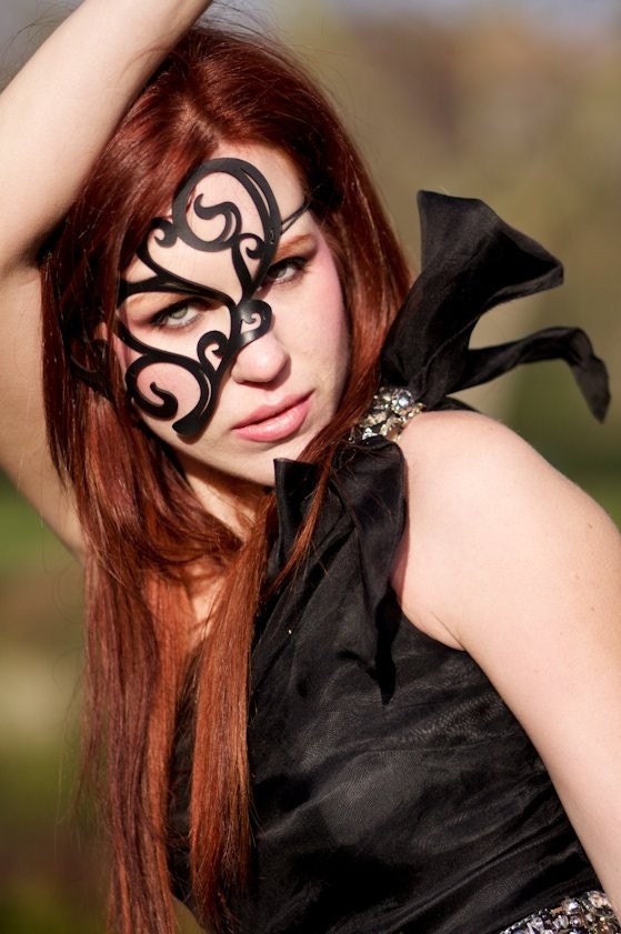 Half mask in black leather "Whirly"