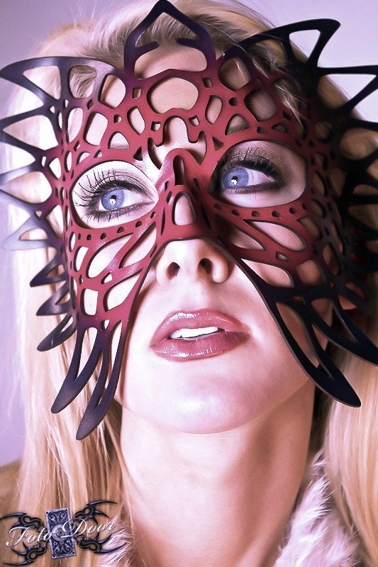 Leather mask in red and black "Totem"