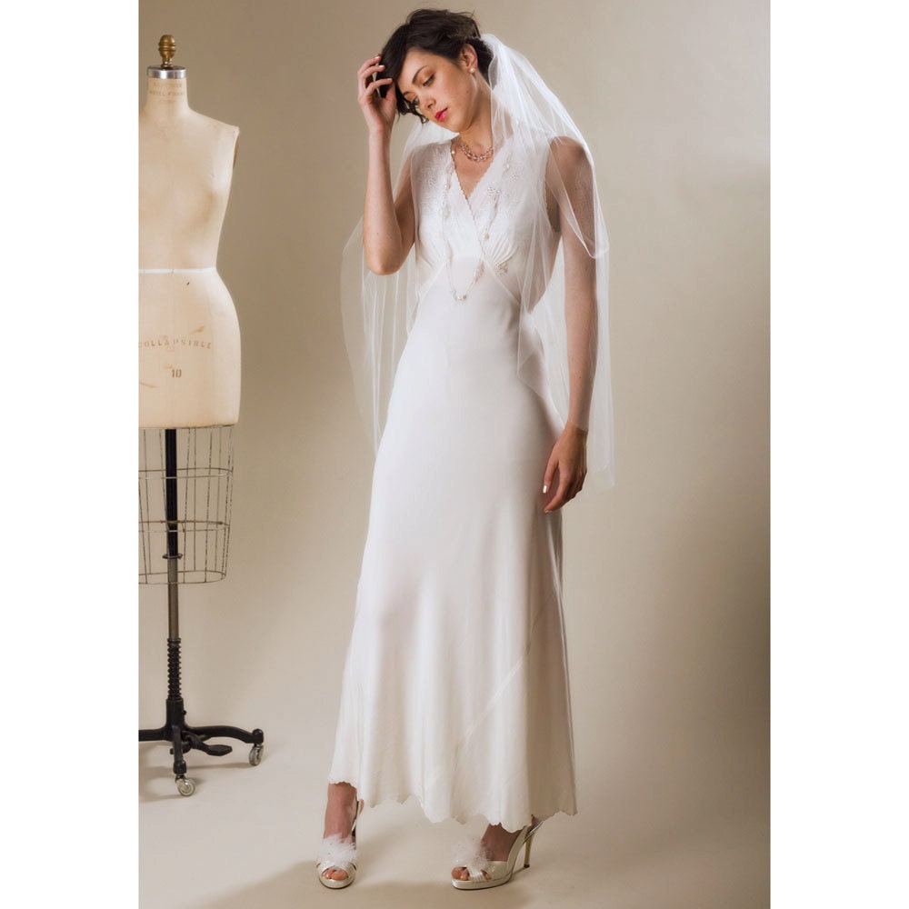 Fingertip bridal veil / 40" long cut edge 760