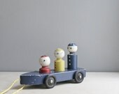 sale : vintage pull toy / primary colors