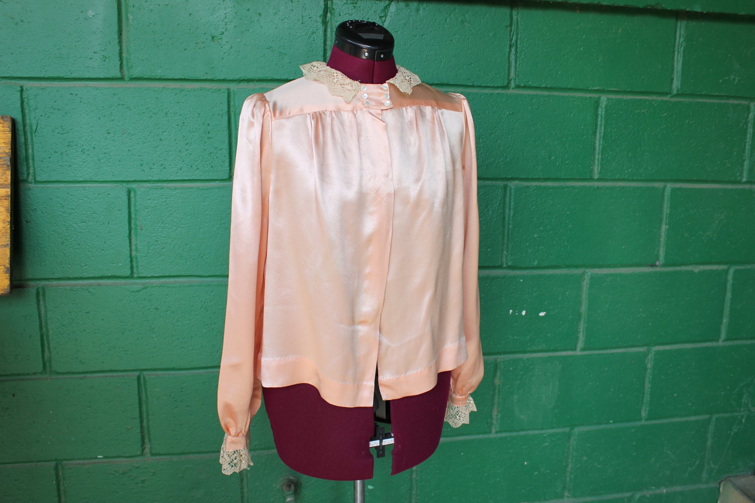 1940s peach silk bed jacket hand tatted lace collar and cuffs
