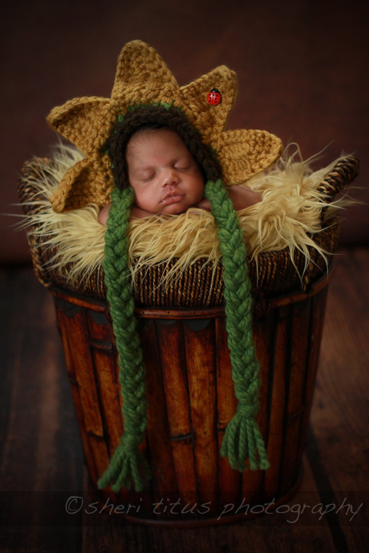 Baby SunFlower Bonnet Baby Sunflower Hat with Bumble Bee Avail. Poppy, Daisy, or Pink flower
