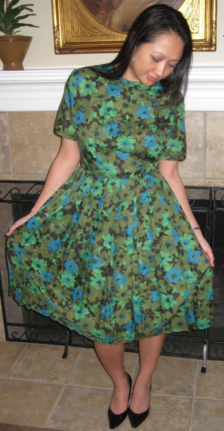 Vintage 50's 60's green floral day dress