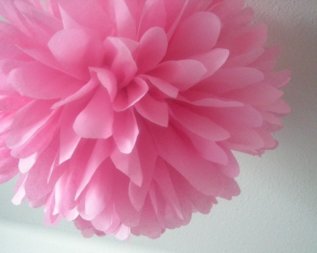 Bubblegum ... 1 tissue paper pom // diy // wedding decorations // birthdays // anniversary // nursery // party decorations Il_570xn
