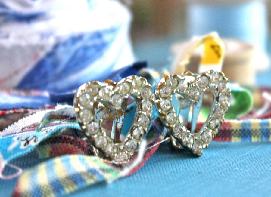 CLaSSiC MaD MeN ERA EaRRiNGS . PReCiouS HeaRT SHaPe RHiNeSToNe