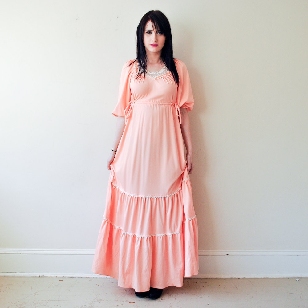vintage dress / 70s dress / maxi dress / dress peach / 1970s prairie / festival dress / romantic lace / dress size small / small dress