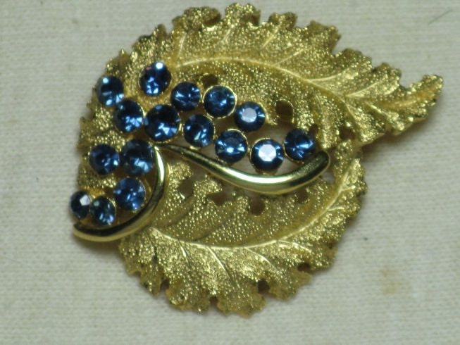 Vintage 1970s CROWN TRIFARI Blue Rhinestone Brooch/Pin (B-2-6)