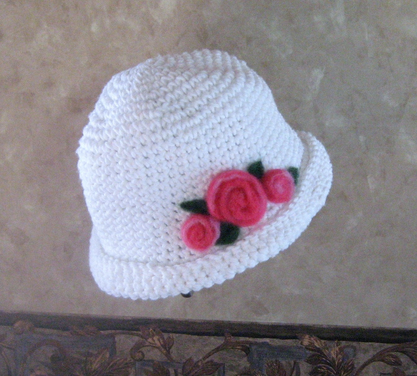 Hat, cotton crocheted with needlefelted pink roses