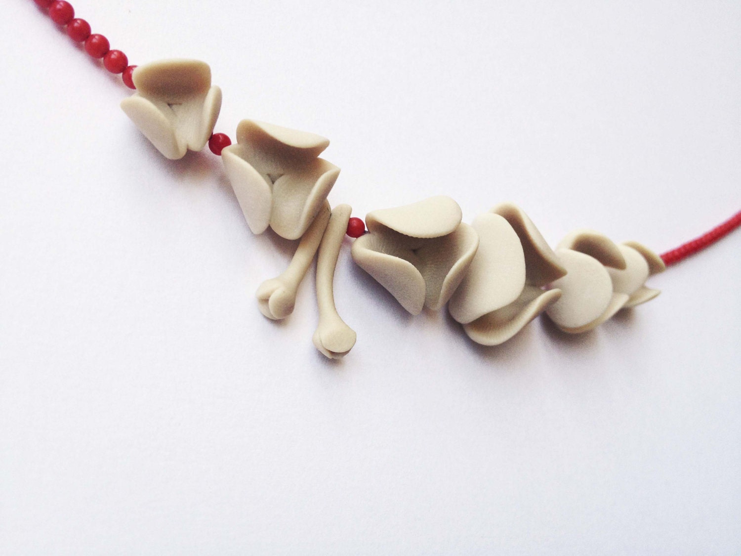 nO. 193 'lilies between red corals' necklace