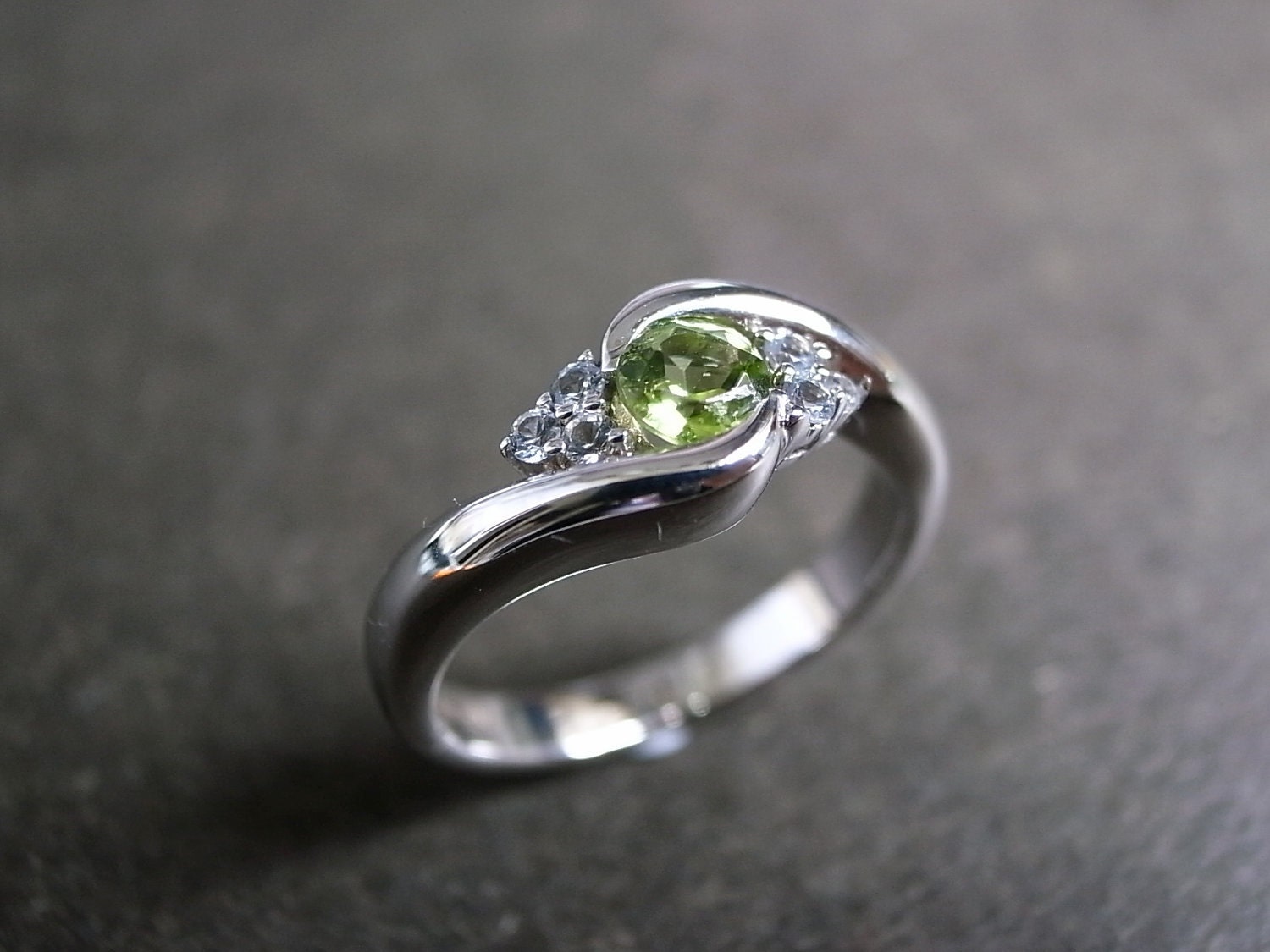 Wedding Ring with Green Sapphire in 14K White Gold