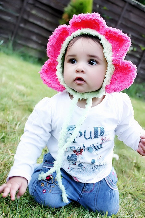 SALE 0 to 3m Newborn Flower Bonnet Crochet Baby Daisy Hat - Green Hot Pink Newborn Baby Hat Spring Flower Hat Newborn Hat Baby Shower Gift