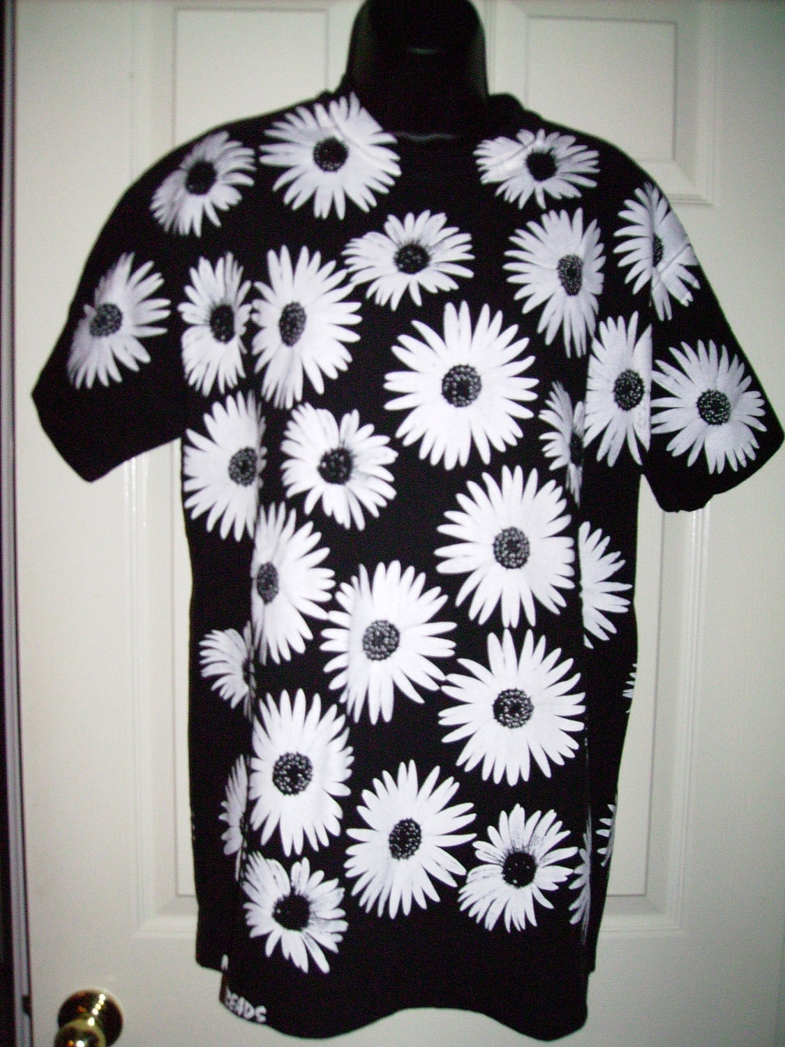 Daisy T-shirt Daisy top blouse Nappy Threads Hand Painted XL Tampa Florida Graphic Black White retro vintage FREE SHIPPING Pop New Wave