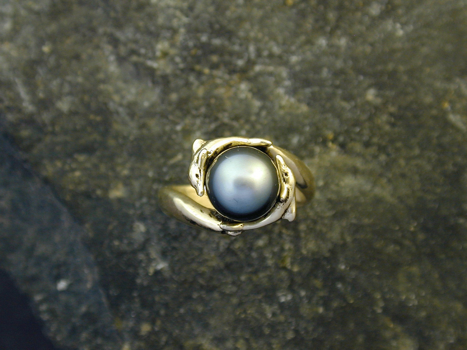Tahitian Pearl set in 14K Gold Dolphin Ring