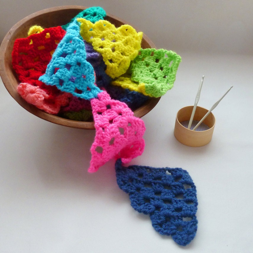 Crochet Pattern Pennant or a necklace, or even a crochet applique with same technique - pdf ebook crochet pattern Granny Chic
