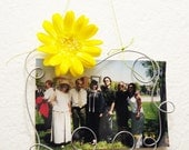 Hanging Wire Swirl Picture Frame With Bright Yellow Daisy Flower, 4x6 Photo Holder, Fun Wall Art, Wire Art, Hanging Picture Frame