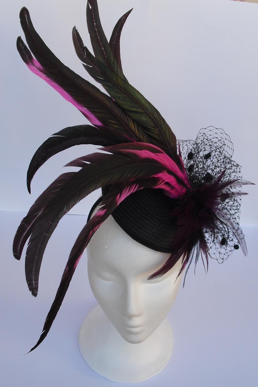 Tocado fucsia y negro / Tocado plumas / tocado fiesta / tocado boda / tocado carreras / tocado derby / tocado Kentucky Derby