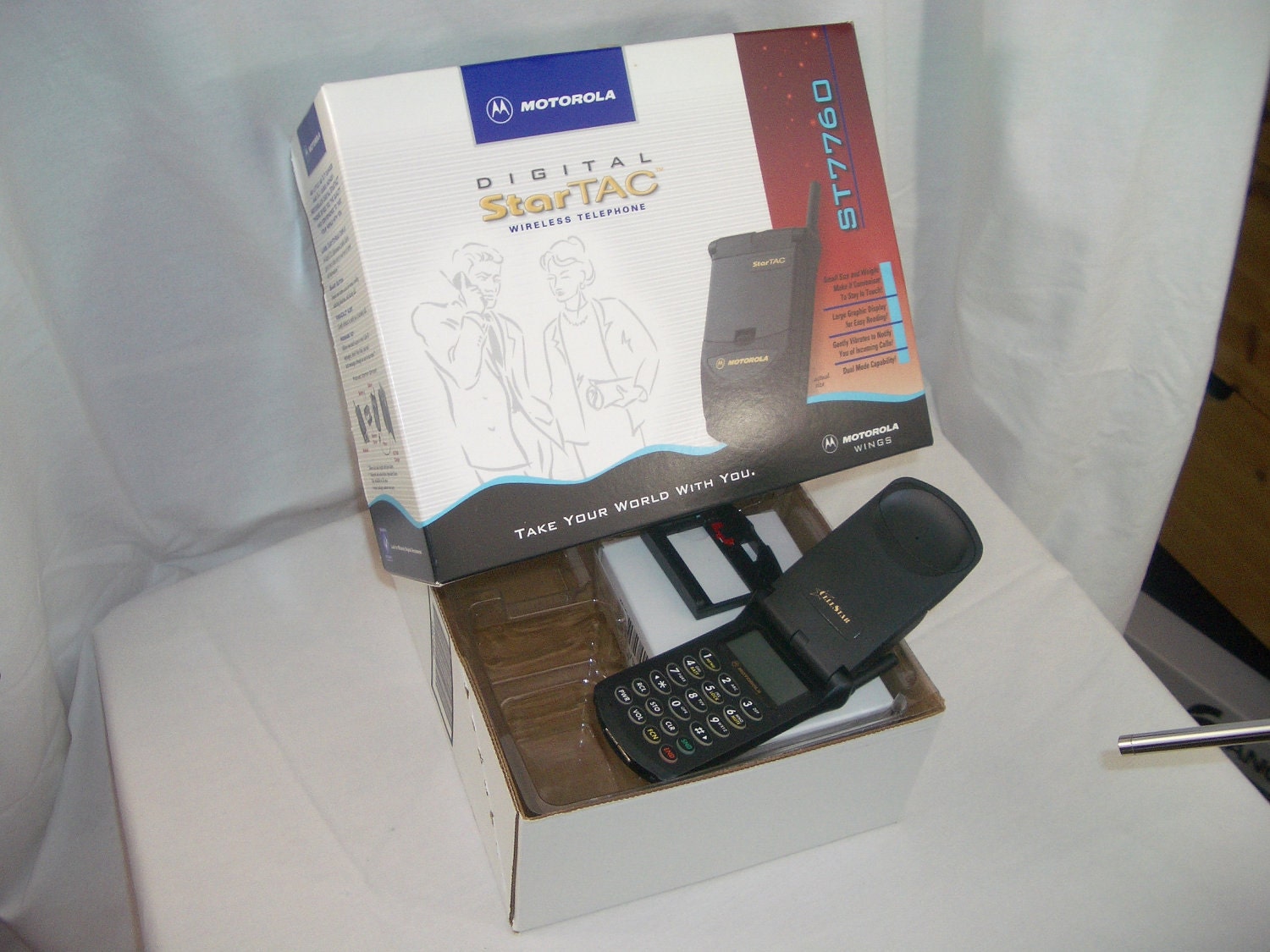 Cell PHONE Motorola StarTAC 3000 Wireless Vintage Free Gift Wrap Electronic Gift Collectible