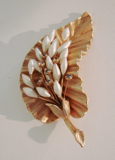 Vintage Retro Jeweled Brooch (Stemmed Pearls & Rhinestones)