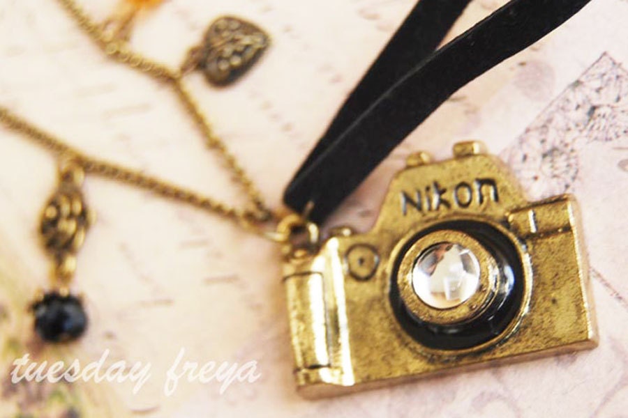 I love my Nikon - a camera necklace