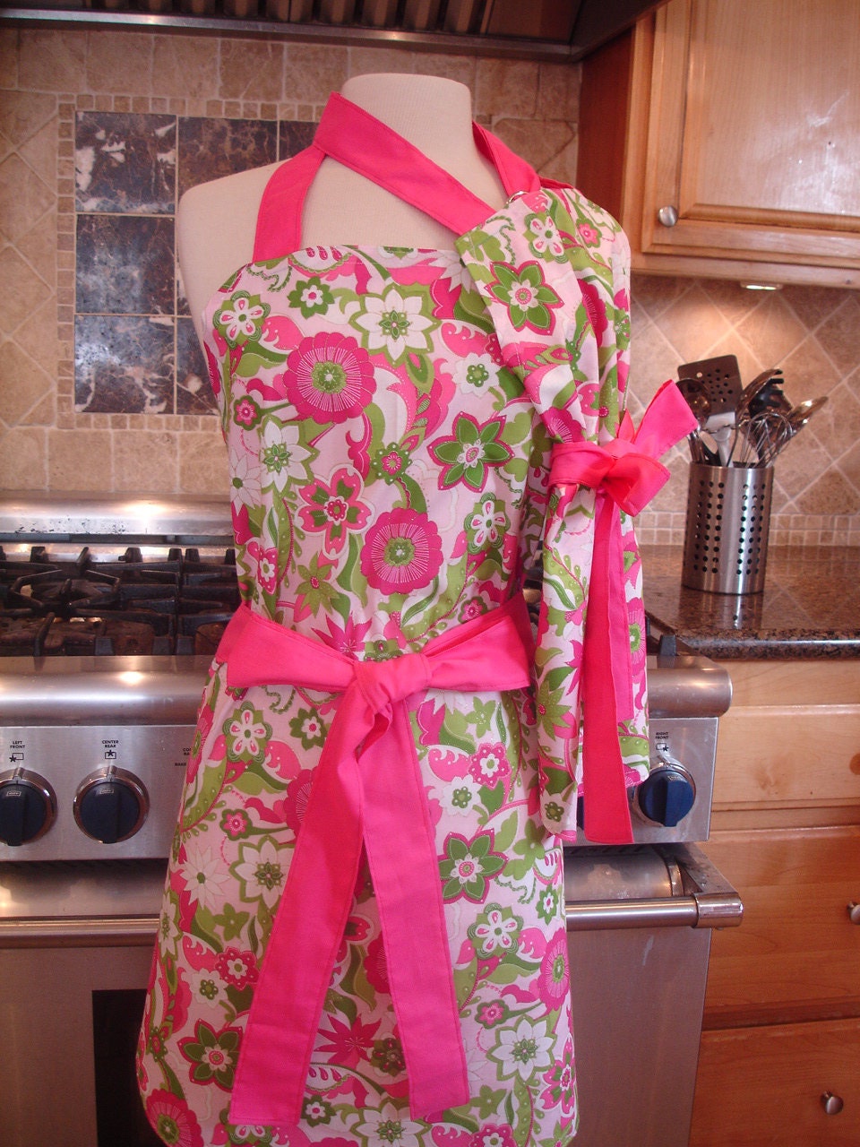 Mommy and Me Retro Aprons - Vintage Inspired Mother Daughter Apron Set in Floral Print with Pink Ties for  Women and Children