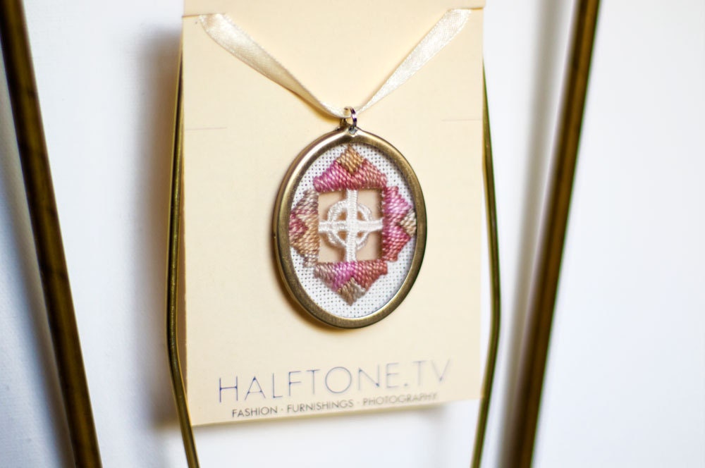 Hardanger Cutwork Pendant - Buttonhole Filling Stitch