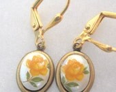 Yellow rose porcelain earring. Vintagelook. Antiquelook. Shabby chic.