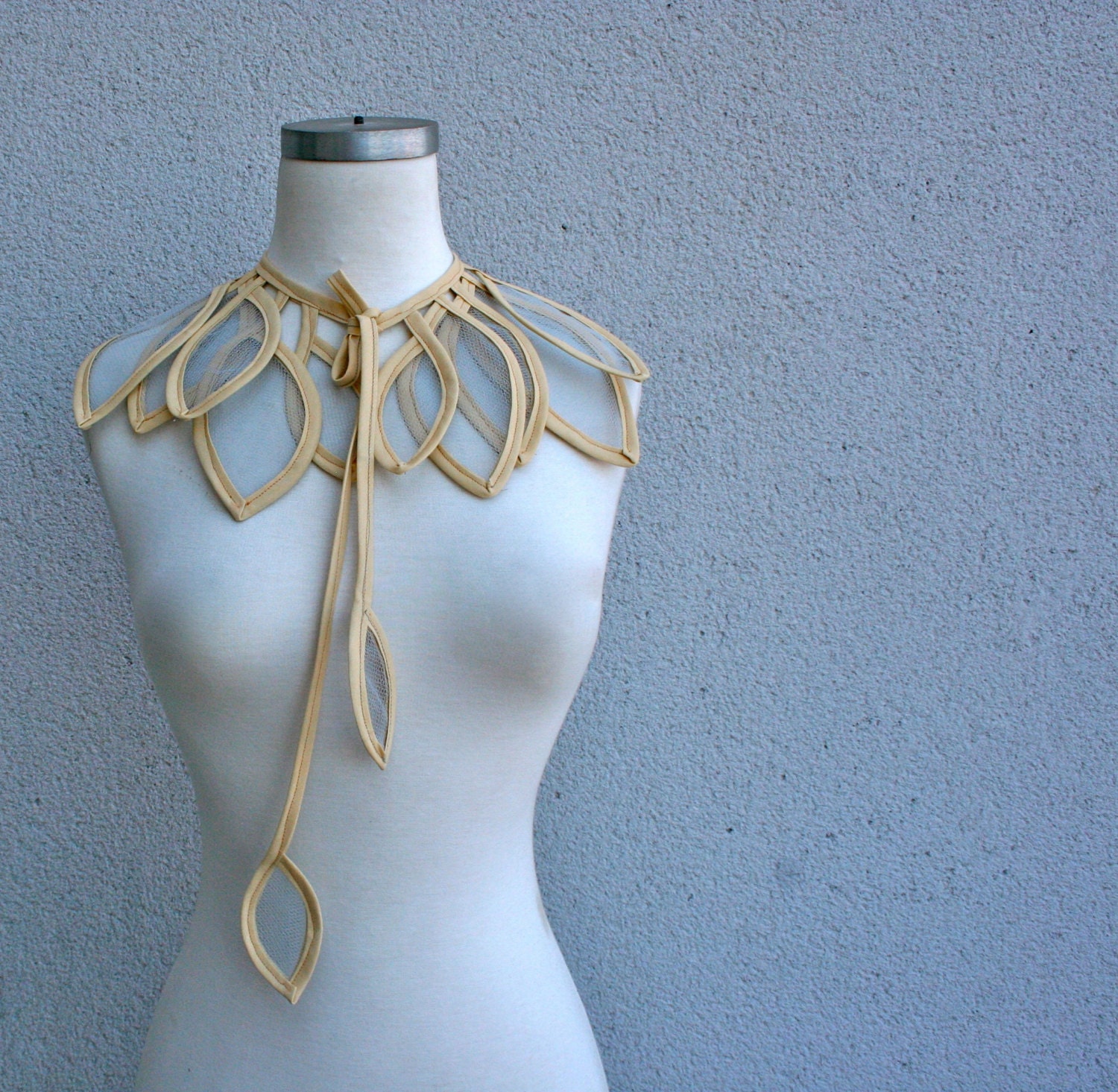 tulle floral necklace sand color - fashion accessory