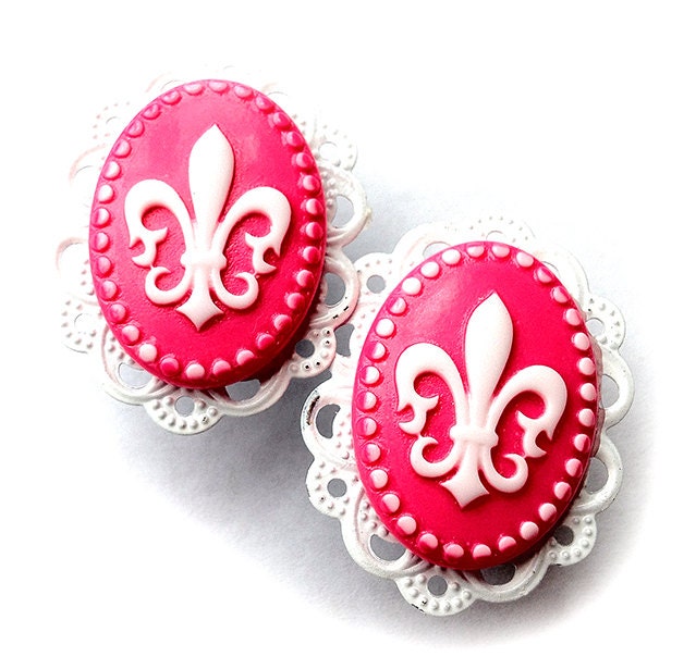 Fleur de lis Cameo Plugs for Gauged Ears - (6mm 8mm10mm12mm 14mm 16mm 18mm  / 00g, 0g, 2g, 4g, 6g) choose size
