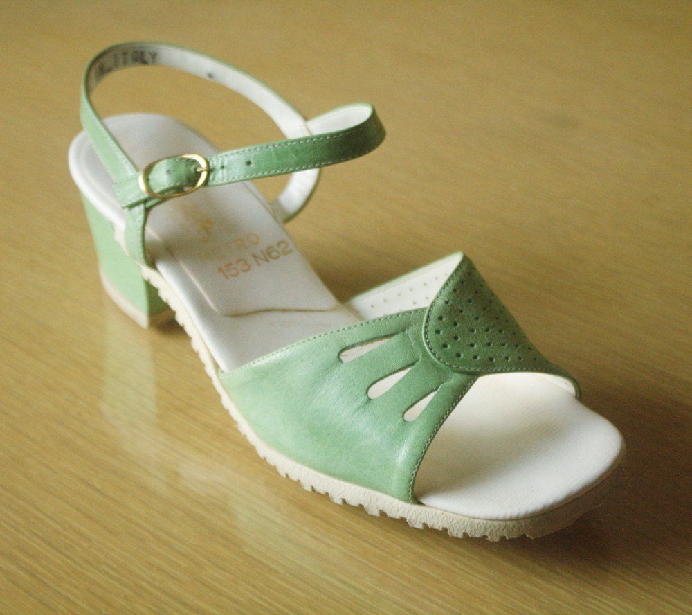 1960s Naturalizer ankle strap sandals / mint green / sz 6