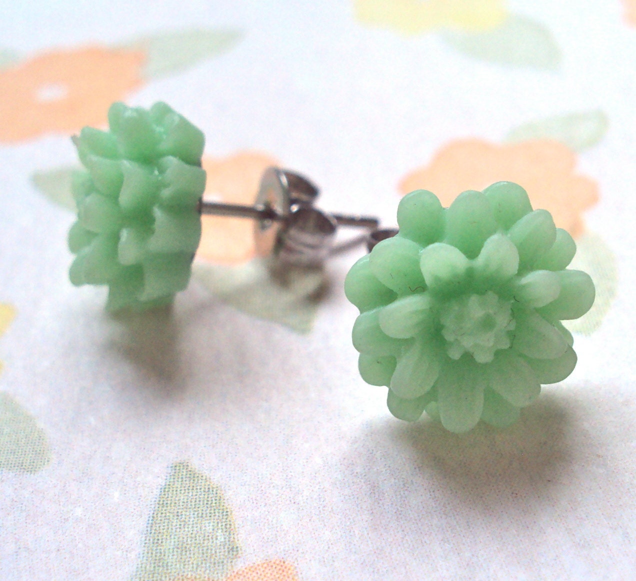 Mint Green stud earrings - tiny daisy flower studs