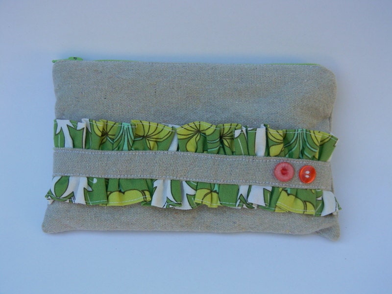 Ruffle zippered pouch in green