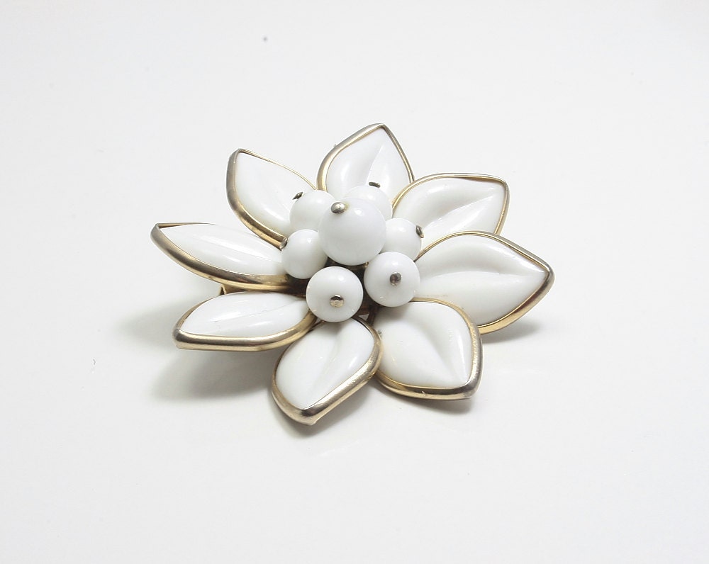Coro thermoset pin brooch. Designer vintage white. Perfect for summer.