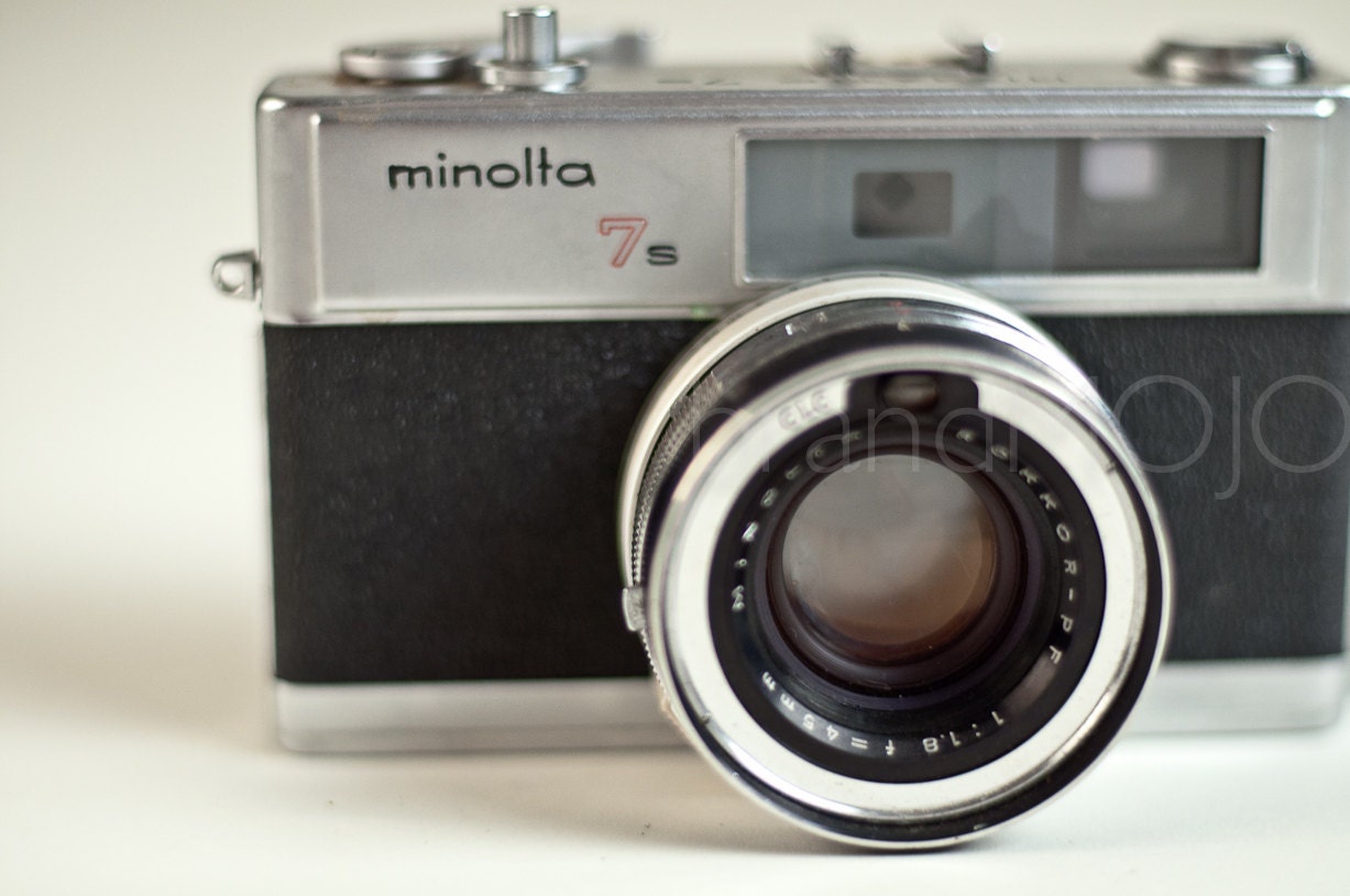 Vintage Minolta Hi-Matic 7S 1960s Rangefinder with base case and strap prop decor 35mm made in japan snapshots amazing photos