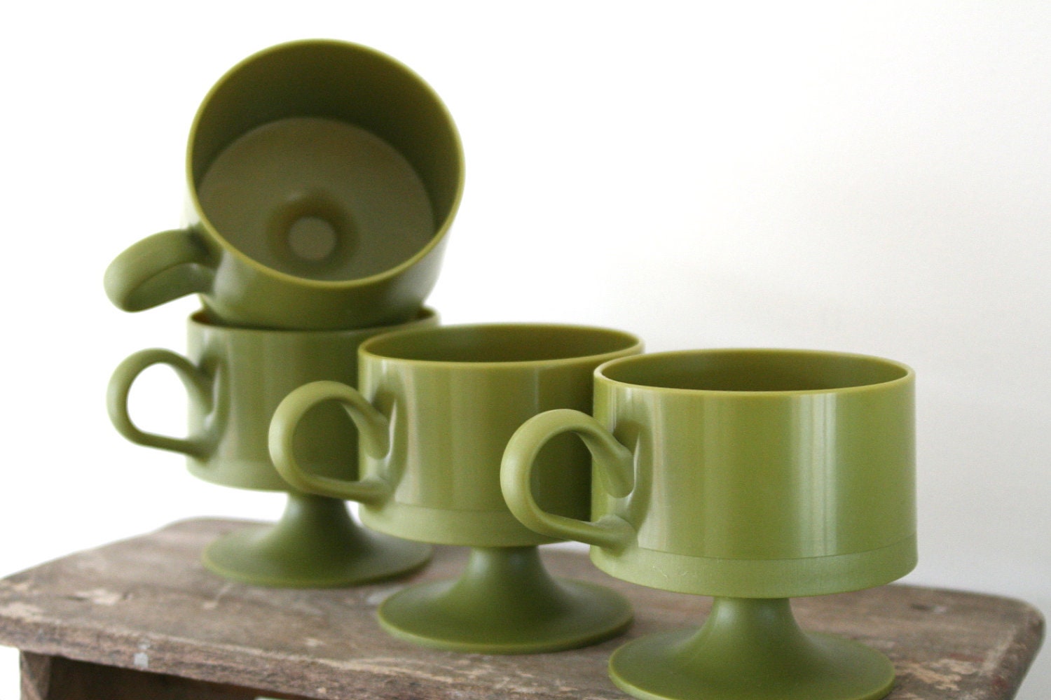 Vintage Stackable Picnic Cups in Avocado Green - Mid Century Retro Kitchenalia