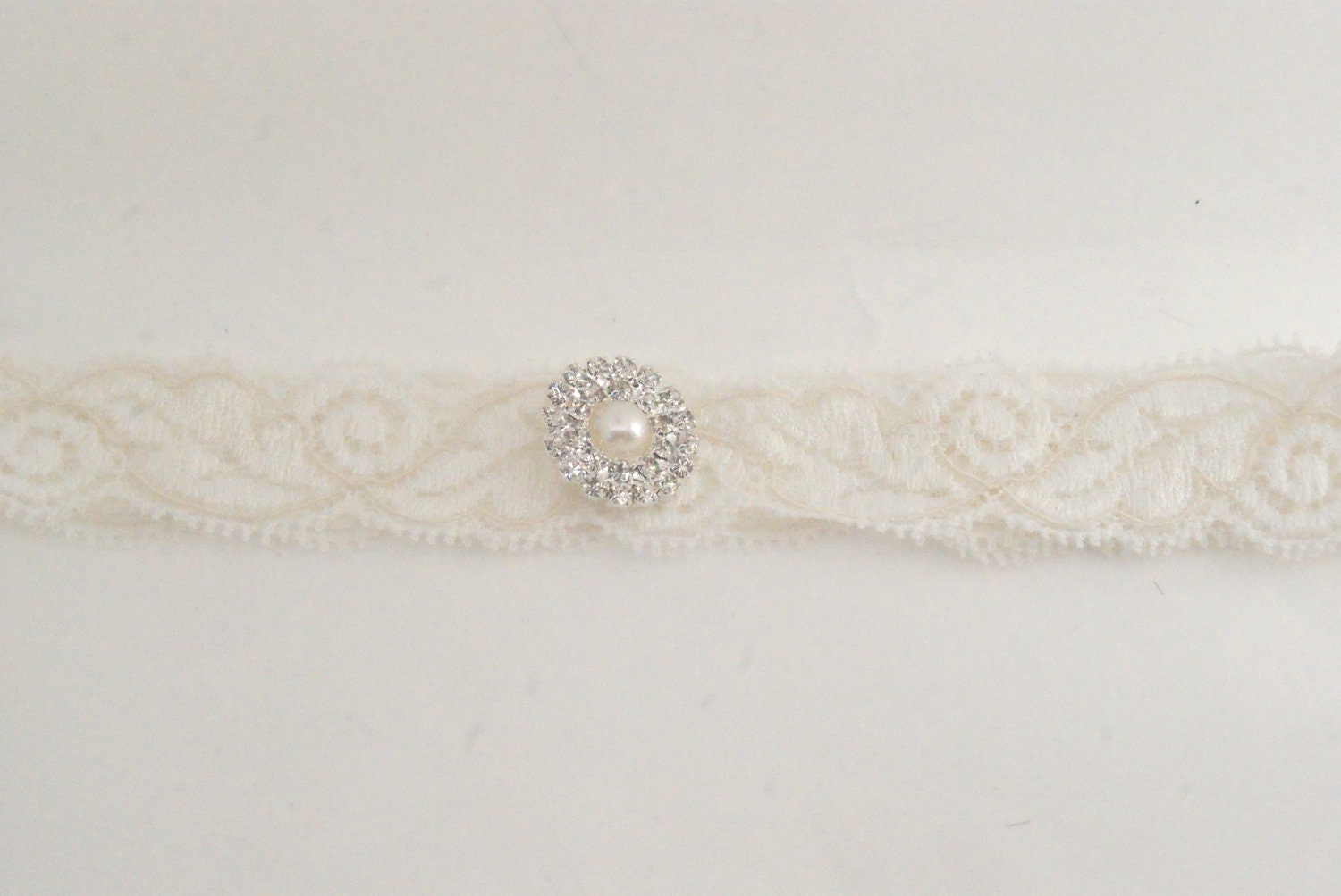 single pearled  toss ivory lace garter