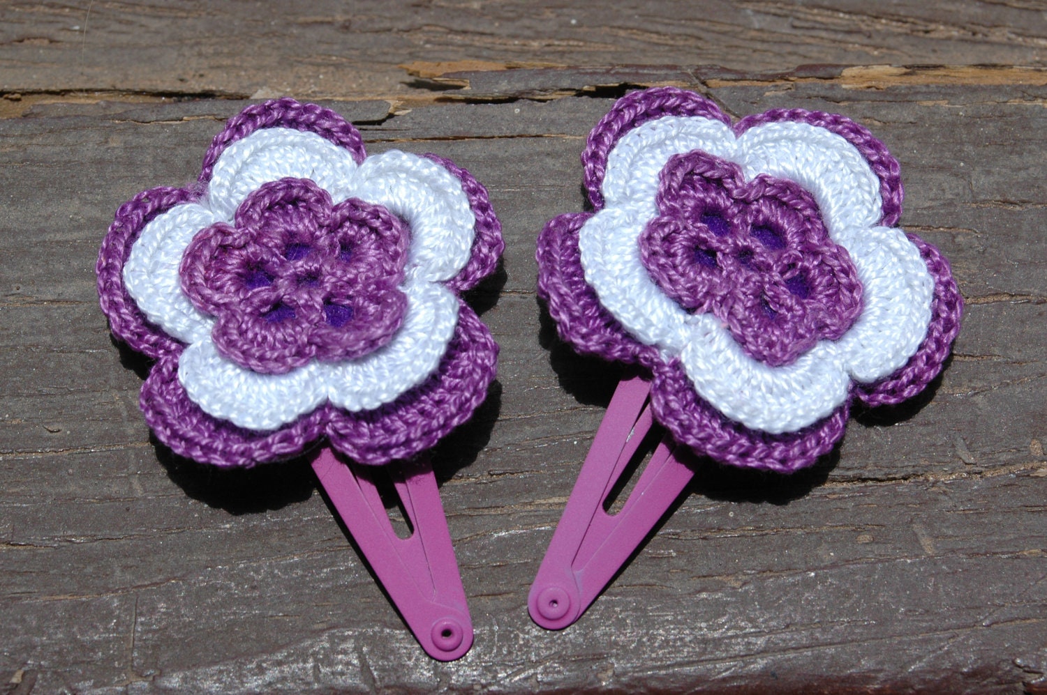 Set of two crocheted bicolor flower barrettes. Violet and white color.