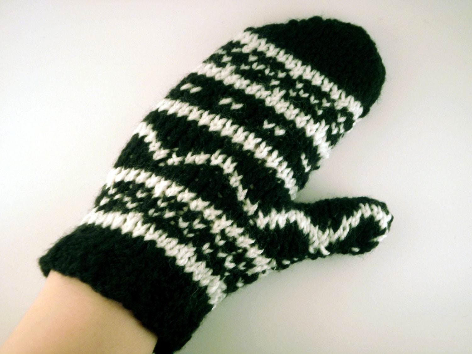 Black and white fairisle mittens , fairisle gloves , black and white gloves , knit black gloves - ismism
