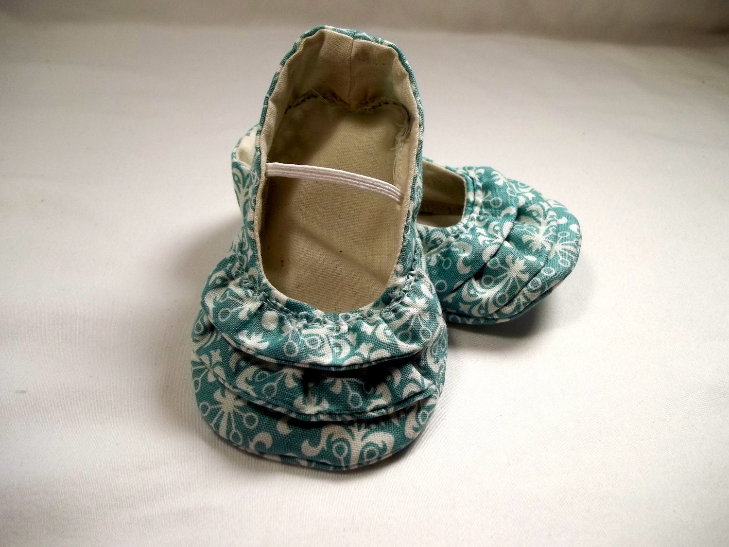 Blue & cream damask pattern baby girl shoes. Ruffle Ballerina for baby girl.