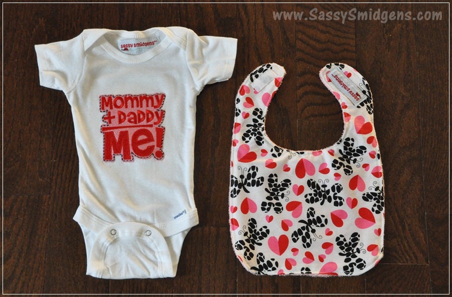 Mommy plus Daddy Bodysuit/Tee and Bib Set