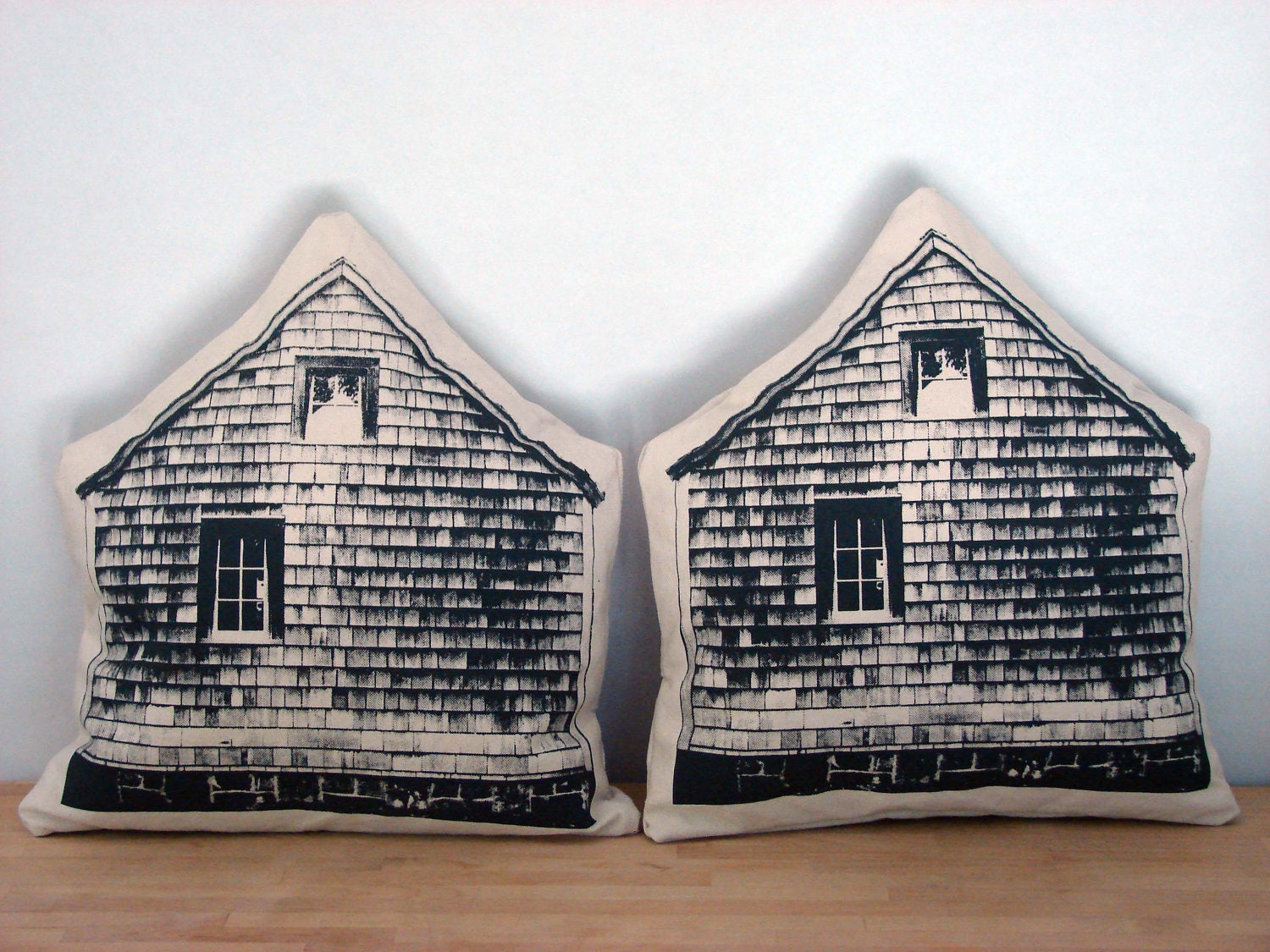 Little Barn Throw Pillow - printmakerkym