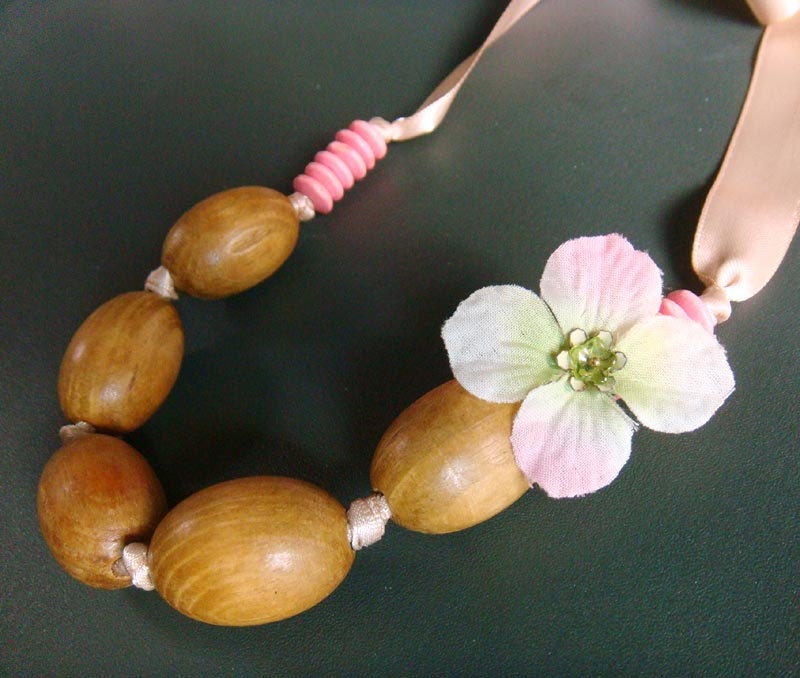 SALE . honeyblossom . floral knotted wood bead necklace