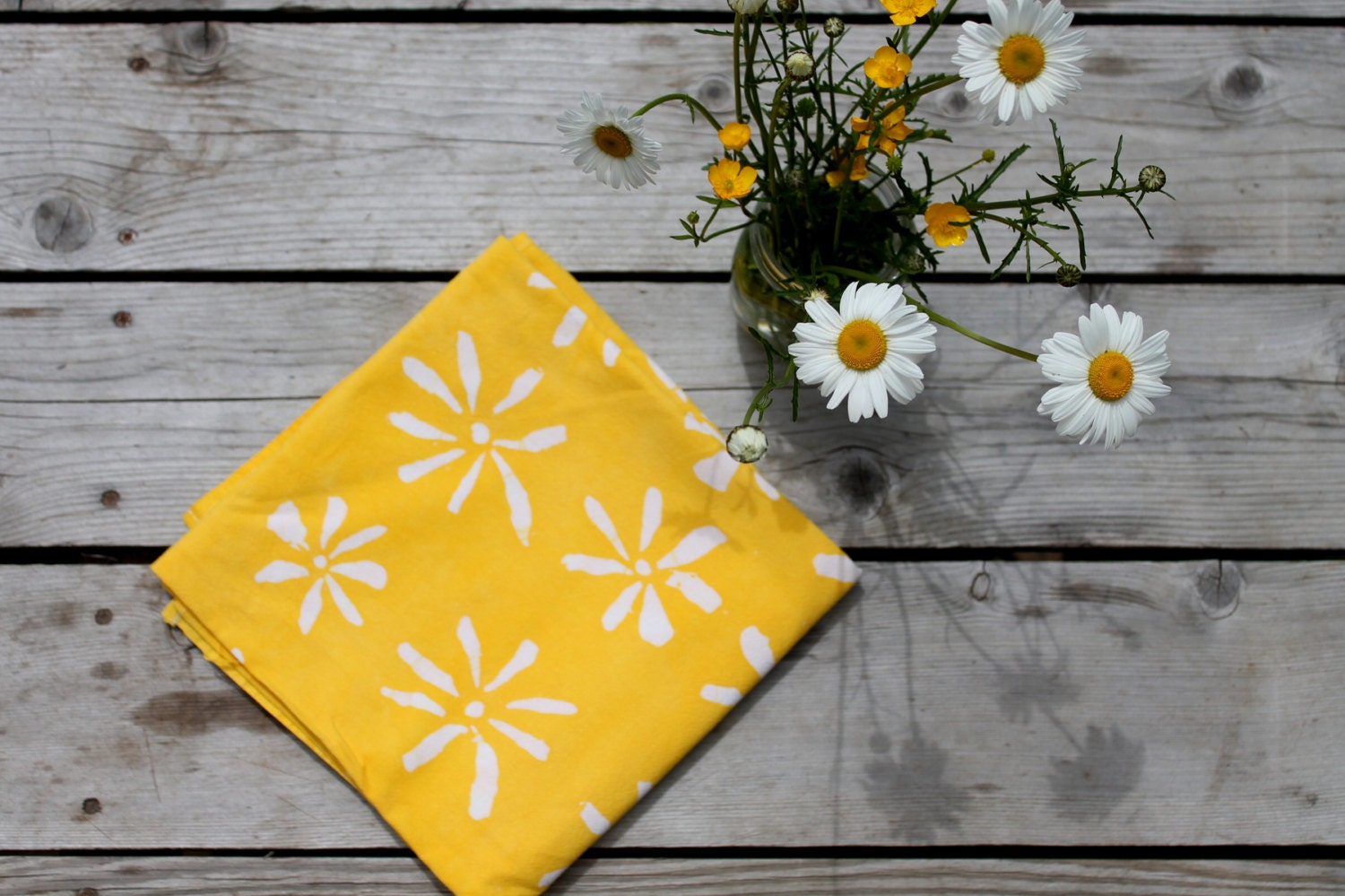 bright yellow daisy mini tablecloth