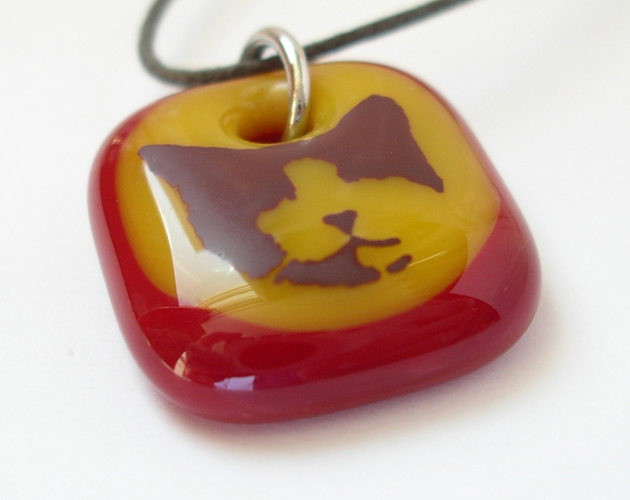 CAT pendant. An art glass necklace.